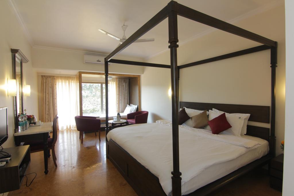 บลู คันทรี่ รีสอร์ต Hotel พันช์กานี ภายนอก รูปภาพ
